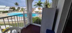Una habitación con balcón con vista a la piscina. en Appartement F2 Vue Piscine, en Saint-François 6 fotos más