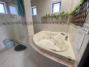 Koupelna v ubytování Mamatina Hotel