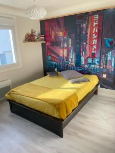 a bedroom with a bed with a painting of a city at La Maison Nikaïa in Narbonne