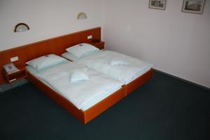 Postel nebo postele na pokoji v ubytování Hotel-Dörfler Garni