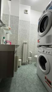 ein Badezimmer mit Waschmaschine und Trockner in der Unterkunft Casa SUN in Civitanova Marche