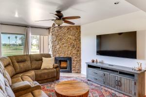 スコッツデールにあるGolf Views and Pool Access Central Scottsdale Condoのソファと暖炉のあるリビングルーム