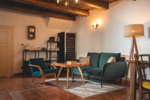una sala de estar con una mesa y sillas en Vinařství & Vinařský dům Petratur, en Blatnice