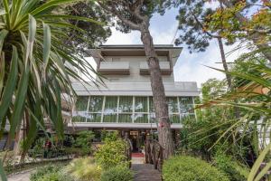 una casa con una palmera delante en Hotel Deborah, en Milano Marittima