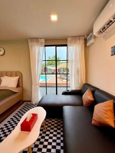 เตียงในห้องที่ D Glamor Hotel Phutthamonthon Sai 1 ,Southern Bus Terminal, Bangkok +65 ภาพ