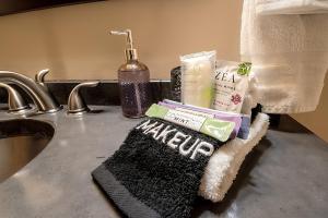 ein Waschbecken mit Zahnbürste und Zahnpasta in der Unterkunft 2 Kings, Fire Pit, Gameroom, EV charger, Dogs OK! in Glacier + 51 Fotos