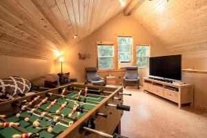 ein Wohnzimmer mit einem großen Billardtisch in der Unterkunft 2 Kings, Fire Pit, Gameroom, EV charger, Dogs OK! in Glacier