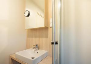 Bilik mandi di Chaletparc Krabbenkreek Zeeland - Chalet 78 +18 gambar