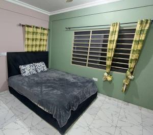 a bedroom with a bed in a room with a window at Reliable Cosy Apartment 1 in Trofwi