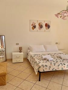 Un dormitorio con una cama y una cómoda en una habitación. en Casa Giusy, en Terrasini