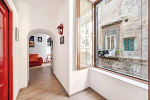 a hallway with a window and a red door at Bernadette Boutique in Naples