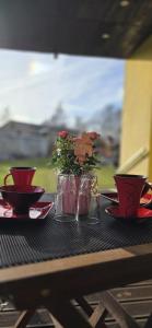 einen Tisch mit zwei Vasen mit Blumen darauf in der Unterkunft Ferienhaus Wiese und Meer in Zinnowitz