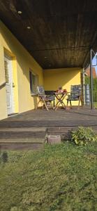 eine Terrasse mit 2 Stühlen und einem Tisch auf einem Haus in der Unterkunft Ferienhaus Wiese und Meer in Zinnowitz