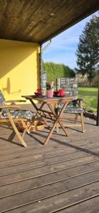 einen Picknicktisch und Stühle auf einer Holzterrasse in der Unterkunft Ferienhaus Wiese und Meer in Zinnowitz