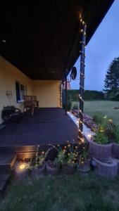 eine Terrasse mit Lichtern und Blumen in Töpfen in der Unterkunft Ferienhaus Wiese und Meer in Zinnowitz