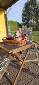 ein Picknicktisch mit zwei Körben und Blumen darauf in der Unterkunft Ferienhaus Wiese und Meer in Zinnowitz + 20 Fotos