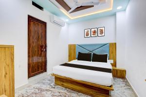 Una cama o camas en una habitación de Hotel O by OYO Hotel Sunrise