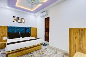 Una cama o camas en una habitación de Hotel O by OYO Hotel Sunrise