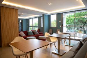 - un salon avec deux tables et un canapé dans l'établissement Blue Liberdade, à São Paulo