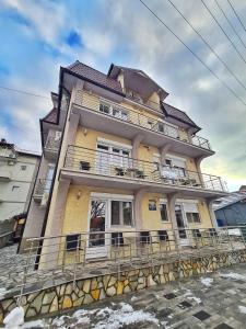 Budova, kde se apartmán nachází + 8 fotografií