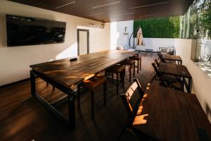 een eetkamer met een grote houten tafel en stoelen bij Casa Castillo Condesa in Mexico-Stad