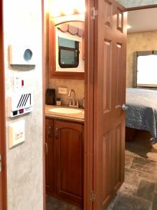 Shady Oaks, wooded, peaceful, relaxing, romantic, near ATV trails客房内的一张或多张床位
