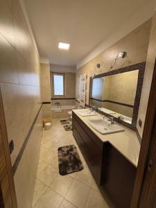 a bathroom with a sink and a mirror at Casa Mara in Macchie