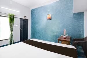 Postel nebo postele na pokoji v ubytování Hotel O Aradhya Beach Resort + 27 fotografií