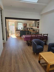 Una sala de estar con mesa y sillas y una cocina. en Maison proche du port de La Ciotat, en La Ciotat