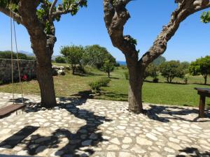 ein Park mit zwei Bäumen und einer Schaukel in der Unterkunft The Stone Cottage Kos in Kos-Stadt + 47 Fotos