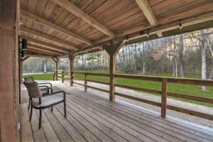 Μπαλκόνι ή βεράντα στο Cozy Country Cabin in the Woods +5 φωτογραφίες