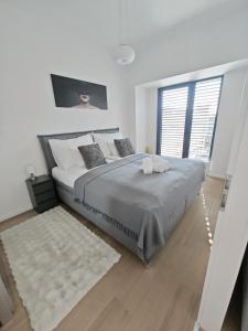 Postel nebo postele na pokoji v ubytování Holešovice Retreat, Balcony, Air-Con and Secure Parking