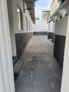 ein leerer Korridor eines leeren Gebäudes mit einem Flur in der Unterkunft KITNETES Bot in Angra dos Reis
