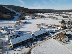 an aerial view of a town in the snow at Gemütliches 2-Zimmer-Apartment im Fichtelgebirge - nahe der Skipiste mit Terrasse & Free Parking in Mehlmeisel
