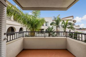 a balcony with a view of a building at Promo Casa Miel Heart of Westwood Luxury Condo in Los Angeles