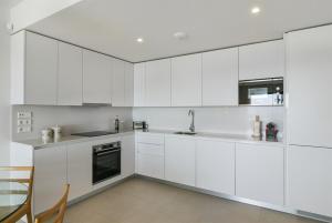 Una cocina o zona de cocina en Split-level apartment with spa & private rooftop