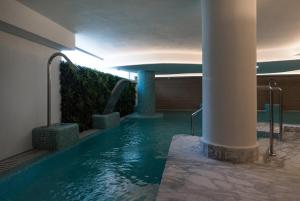 Piscina en o cerca de Split-level apartment with spa & private rooftop