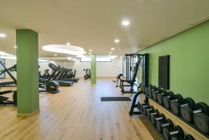 Gimnasio o instalaciones de fitness de Split-level apartment with spa & private rooftop