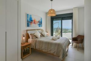 Un dormitorio con una cama con vista al mar. en Split-level apartment with spa & private rooftop, en Málaga 37 fotos más