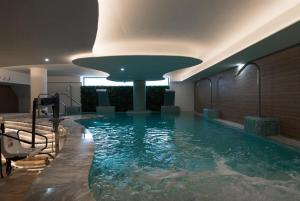 Piscina en o cerca de Split-level apartment with spa & private rooftop