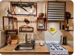una cucina con lavello e fornello di The secret grove a Joshua Tree