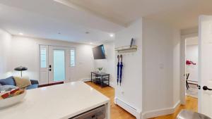 cocina y sala de estar con nevera blanca en Modern Renovated 1br W Pvt Entrance Prime Loc, en Cambridge