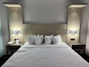 Voodi või voodid majutusasutuse Baymont by Wyndham Texas City toas