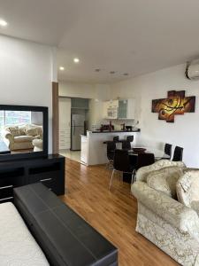 Una sala de estar con un sofá y una cocina. en Residencias Plaza, en Ciudad de México