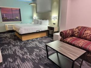 Voodi või voodid majutusasutuse Baymont by Wyndham Texas City toas