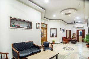 a living room with chairs and a table at Hotel O Lukergunj Holidays in Muthiganj