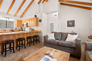 Η κουζίνα ή μικρή κουζίνα στο Bluebird Cabin, Indoor Fireplace, Next to Lake! +11 φωτογραφίες