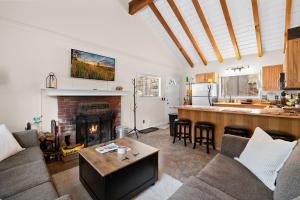 Η κουζίνα ή μικρή κουζίνα στο Bluebird Cabin, Indoor Fireplace, Next to Lake!