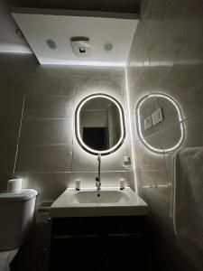 A bathroom at Dima Pyramids View