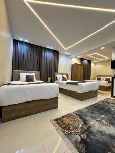 A bed or beds in a room at Dima Pyramids View